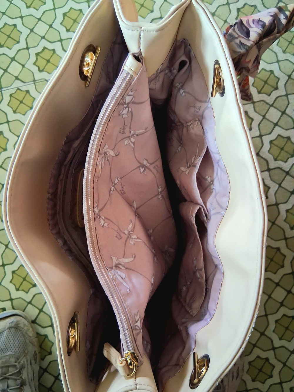 Betsey Johnson Cream Quilted Shoulder Bag with Floral Scarf and Gold Chains - Picture 3 of 4